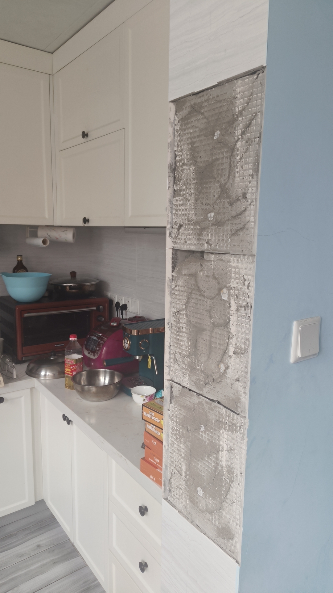 厨房瓷砖空了怎么修理视频(厨房瓷砖空了怎么修理视频教学)